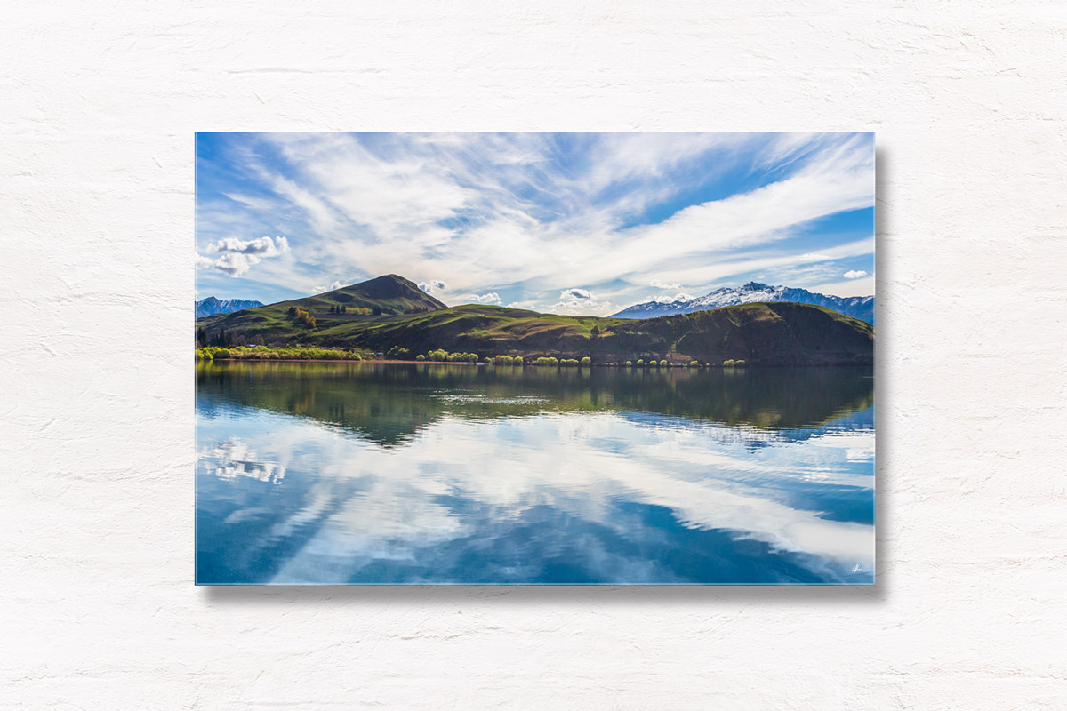 🔍 Lake Hayes Reflection New Zealand landscape.
