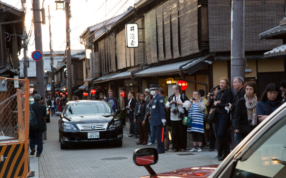 Crowds of people in Gion, Kyoto waiting to catch a glimpse of a geisha