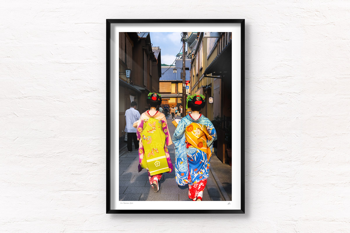 Maiko (apprentice geisha) walking the streets of gion in beautiful kimonos greeted by paparazzi