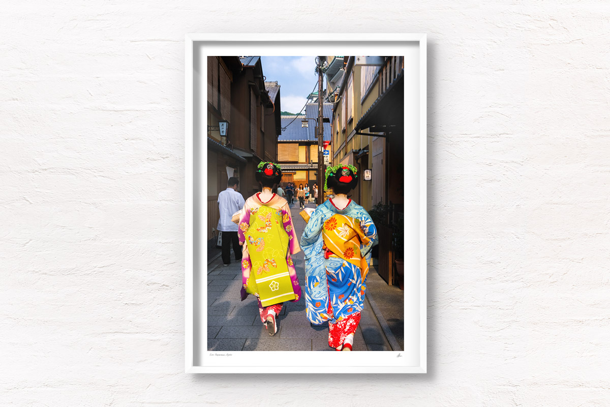 Maiko (apprentice geisha) walking the streets of gion in beautiful kimonos greeted by paparazzi